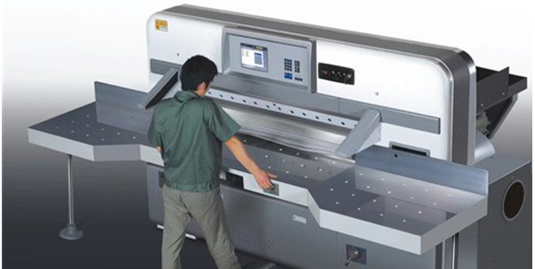 Hydraulic programmed paper cutter